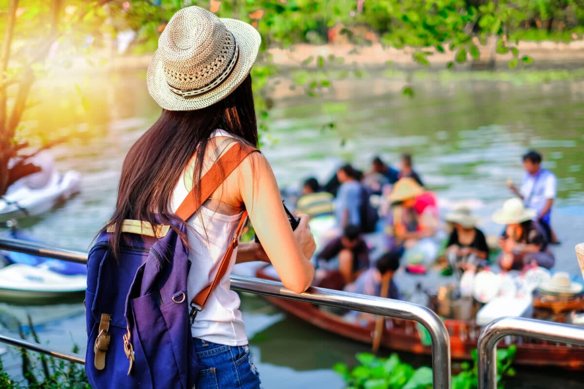 Si la technologie et l'immobilier constituent des secteurs porteurs, le tourisme reste un moteur majeur de l'économie thaïlandaise. Y investir reste une bonne idée en 2024.